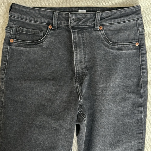 H&M HIGH RISE BLACK JEANS - Picture 3 of 4